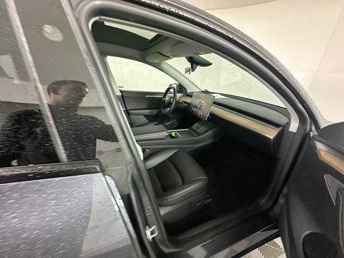 Used 2023 Tesla Model Y 2WD image 31
