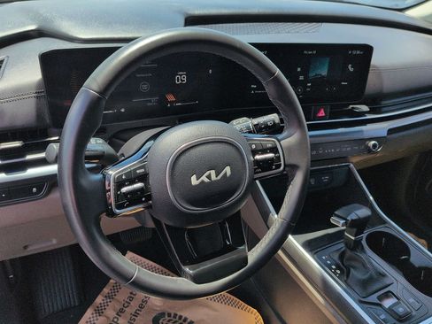 Used 2025 Kia Carnival FWD image 12