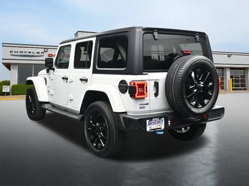 Used 2022 Jeep Wrangler Unlimited Sahara w/ Cold Weather Group AWD/4WD image 3