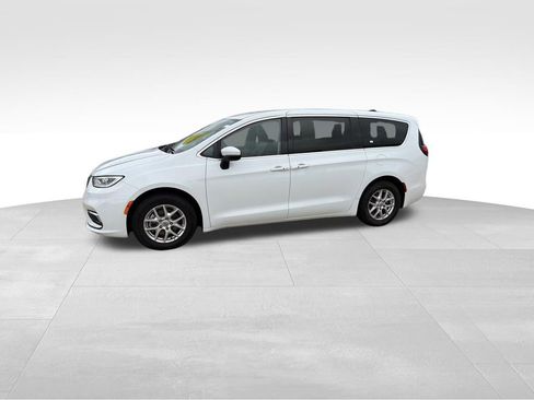 Used 2023 Chrysler Pacifica Touring-L FWD image 5
