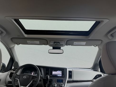 Used 2020 Toyota Sienna XLE w/ XLE Navigation Package FWD image 20