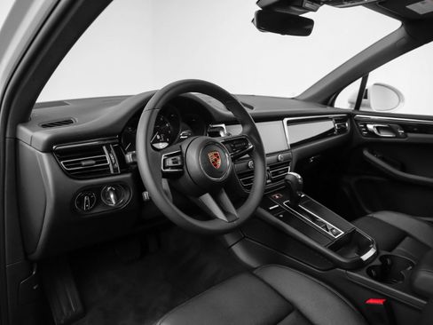 Certified 2025 Porsche Macan AWD/4WD image 4