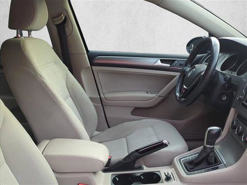 Used 2016 Volkswagen Golf S image 25