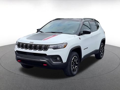 Used 2025 Jeep Compass Trailhawk AWD/4WD image 7