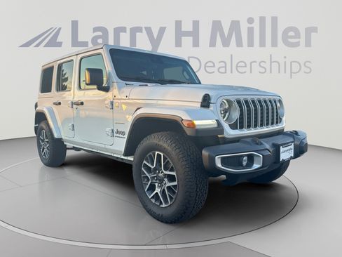 Used 2024 Jeep Wrangler Unlimited Sahara AWD/4WD image 7