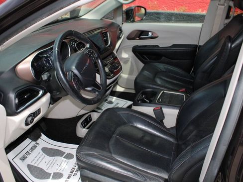 Used 2017 Chrysler Pacifica Touring-L Plus w/ Advanced Safetytec Group FWD image 11