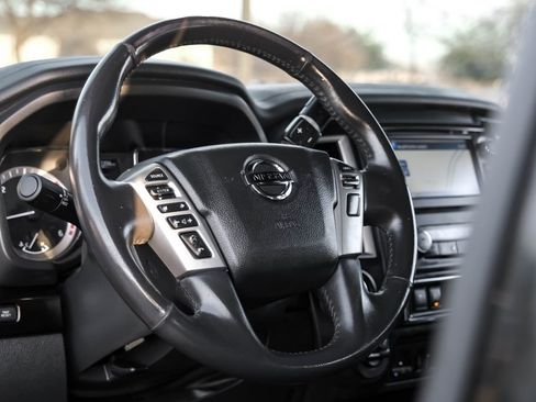 Used 2018 Nissan Titan SV w/ SV Convenience Package image 12