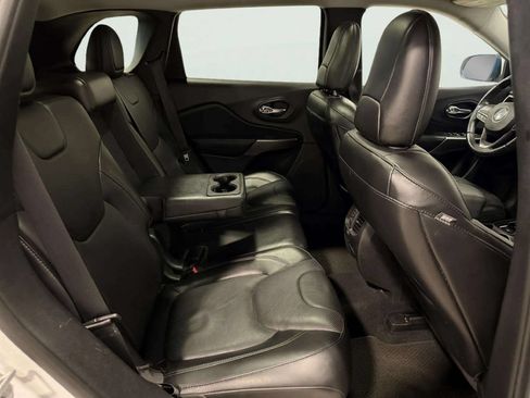 Used 2019 Jeep Cherokee Overland w/ Technology Group AWD/4WD image 22