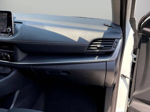 Used 2024 Nissan Rogue S FWD image 20