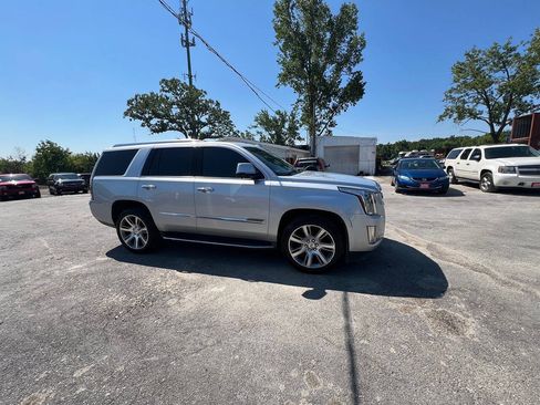 Used 2016 Cadillac Escalade Luxury AWD/4WD image 4