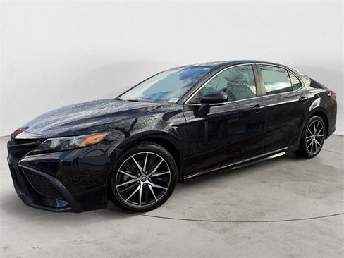 Used 2023 Toyota Camry SE image 2