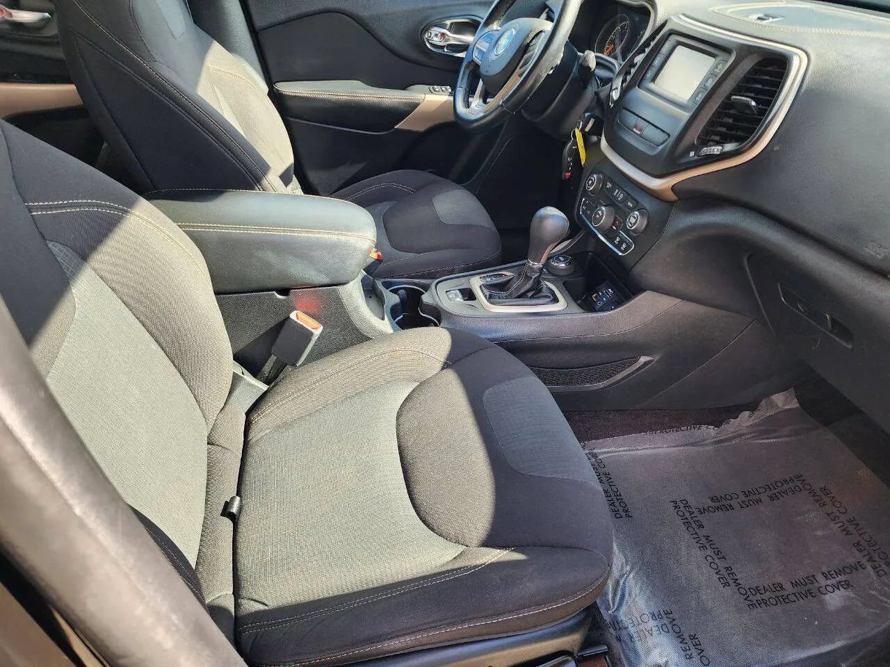 Used 2017 Jeep Cherokee Latitude w/ Cold Weather Group AWD/4WD image 14