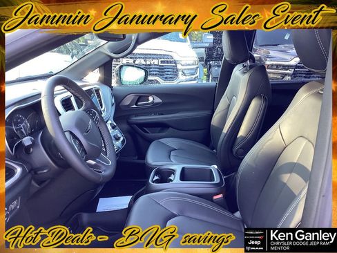 New 2026 Chrysler Pacifica Select image 14