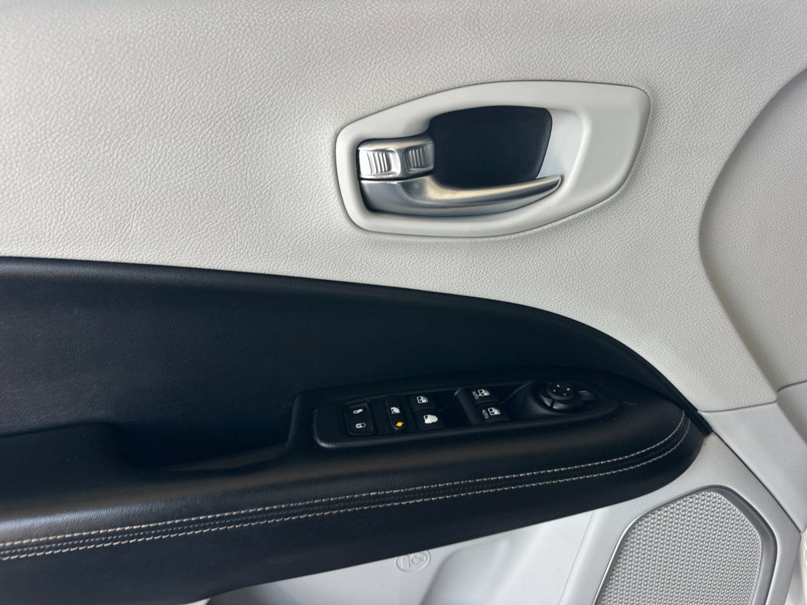 Used 2018 Jeep Compass Latitude w/ Popular Equipment Group FWD image 10