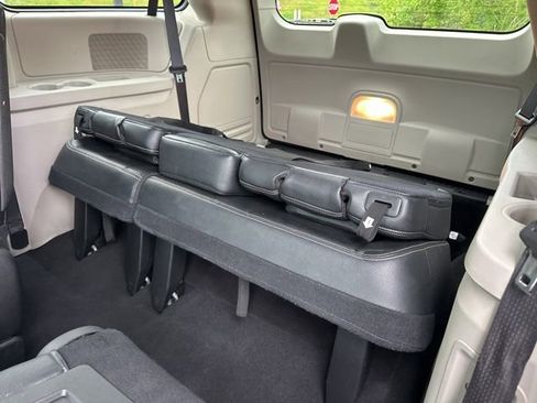 Used 2016 Chrysler Town & Country Touring FWD image 20