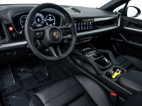 Certified 2025 Porsche Cayenne image 4