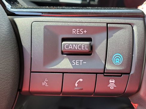 Certified 2025 Nissan Kicks SR FWD image 28