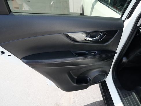 Used 2019 Nissan Rogue SL AWD/4WD image 16