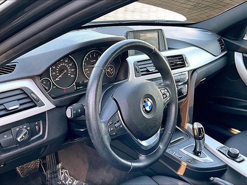 Used 2018 BMW 320i xDrive Sedan image 13