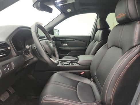 Used 2025 Honda Pilot TrailSport image 23