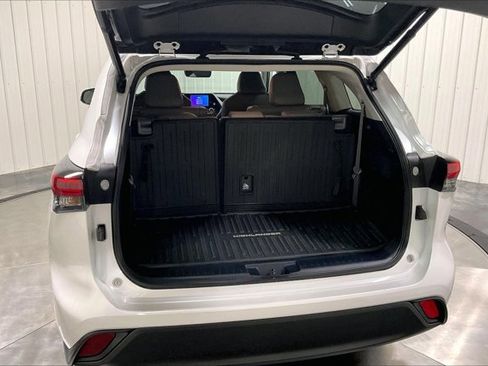 Used 2023 Toyota Highlander XLE AWD/4WD image 39