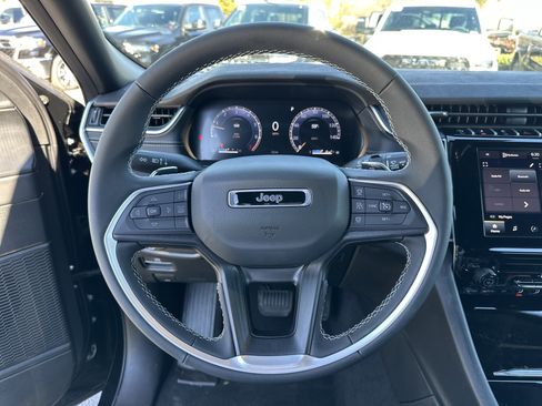 New 2025 Jeep Grand Cherokee L Laredo image 8