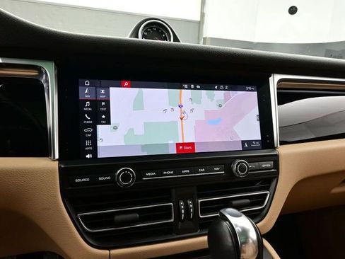 Certified 2021 Porsche Macan image 10