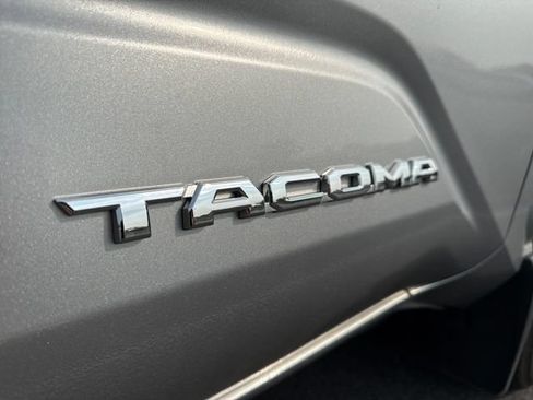 Used 2025 Toyota Tacoma SR5 AWD/4WD image 17