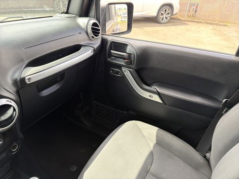 Used 2018 Jeep Wrangler Unlimited Sahara AWD/4WD image 24