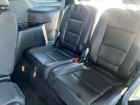 Used 2018 Ford Explorer XLT w/ Equipment Group 202A AWD/4WD image 12