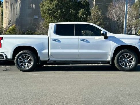 Used 2019 Chevrolet Silverado 1500 High Country w/ Technology Package image 3