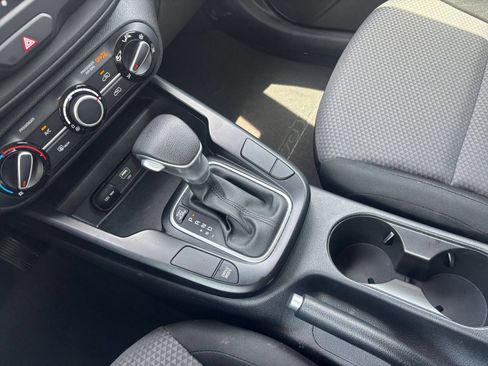 Used 2025 Kia Soul LX w/ LX Technology Package FWD image 39