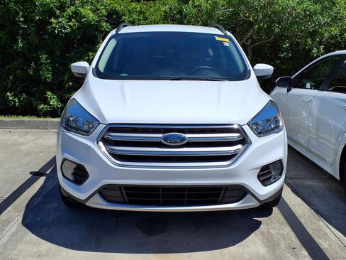 Used 2018 Ford Escape SE FWD image 2