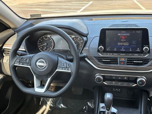Used 2025 Nissan Altima 2.5 SV FWD image 35