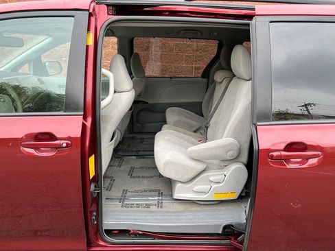 Used 2014 Toyota Sienna LE FWD image 13