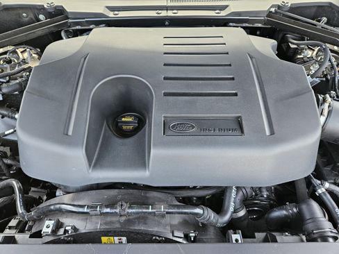 Used 2025 Land Rover Defender 90 X-Dynamic SE image 32