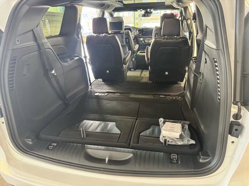 Used 2026 Chrysler Pacifica Select image 25