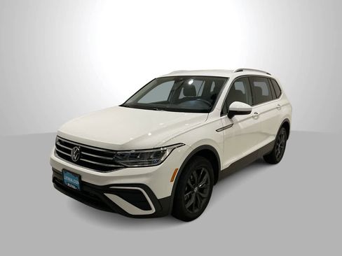 Used 2024 Volkswagen Tiguan SE image 1
