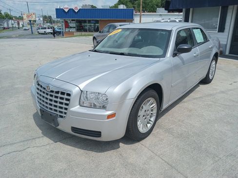 Used 2005 Chrysler 300 image 1
