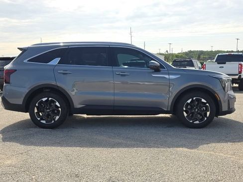 Used 2024 Kia Sorento S w/ Panoramic Sunroof Package FWD image 6