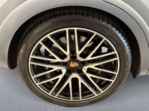 Used 2025 Porsche Cayenne GTS AWD/4WD image 7