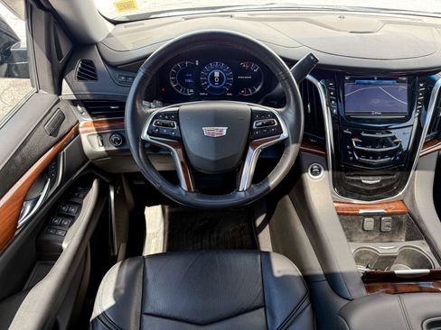 Used 2019 Cadillac Escalade Luxury AWD/4WD image 33