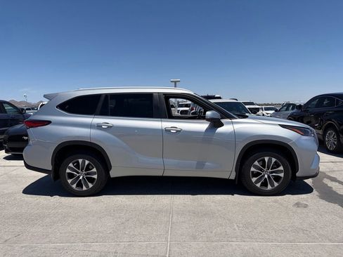 Used 2023 Toyota Highlander XLE AWD/4WD image 3
