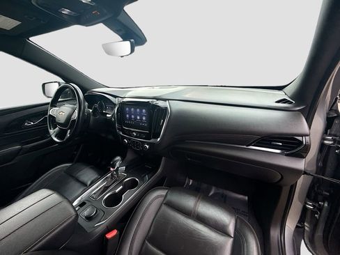 Used 2023 Chevrolet Traverse RS FWD image 30