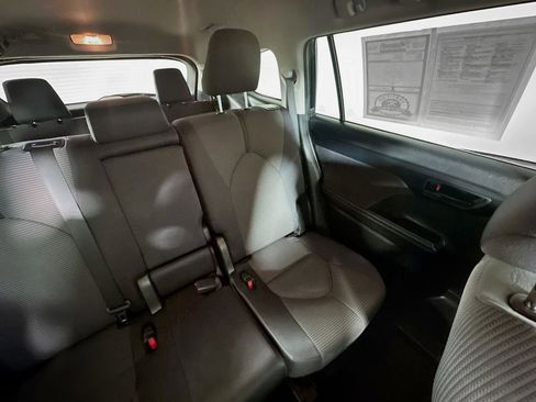 Used 2024 Toyota Highlander LE image 14