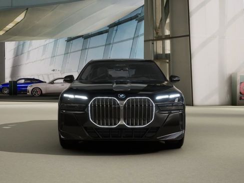 Used 2026 BMW 750e xDrive w/ Executive Package image 29