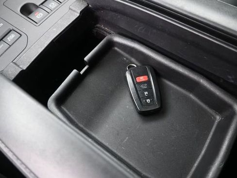 Used 2023 Toyota Highlander XLE AWD/4WD image 25