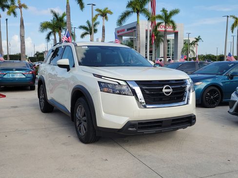 Used 2024 Nissan Pathfinder SV w/ Lighting Package (N92) FWD image 2
