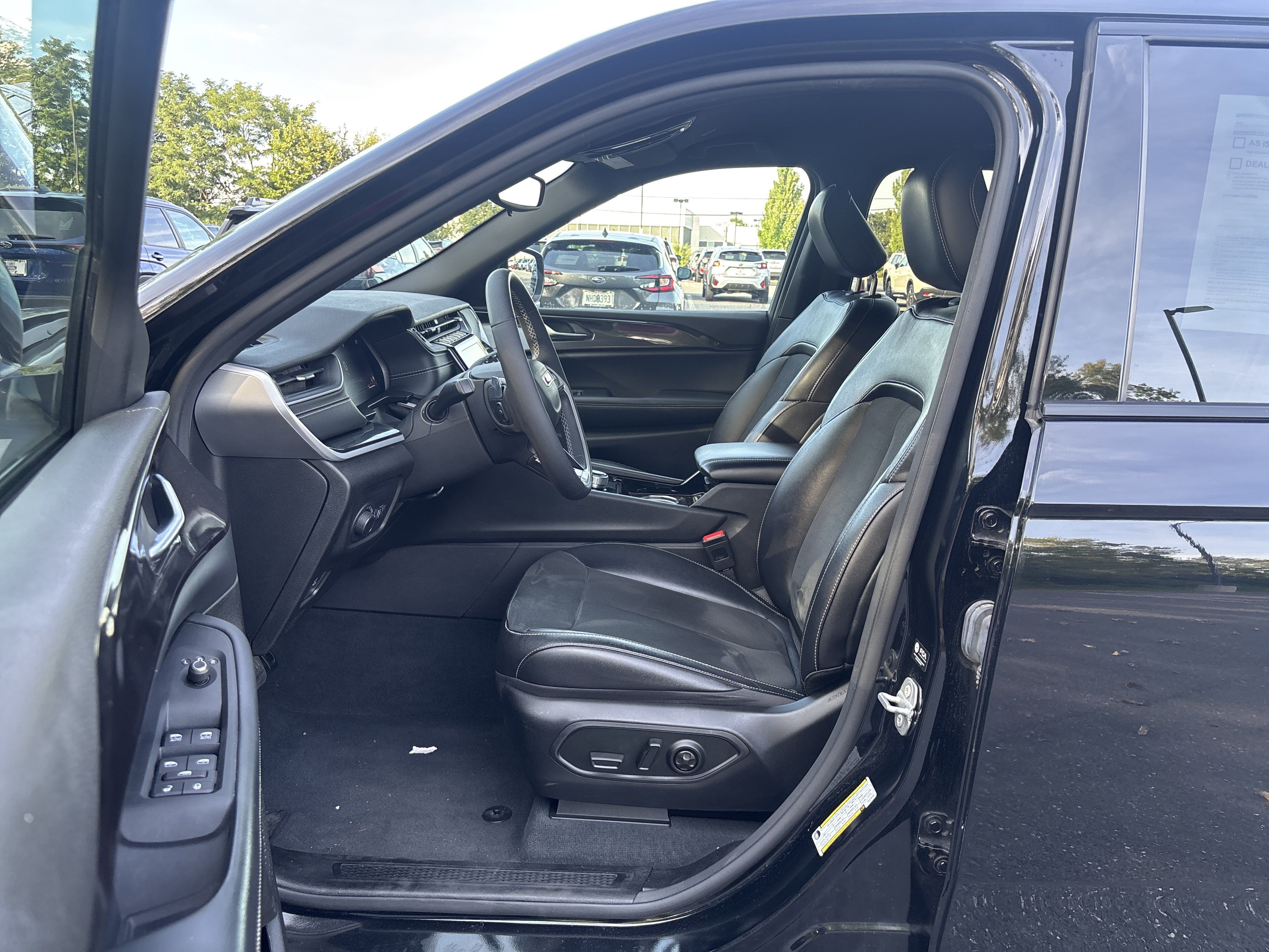 Used 2023 Jeep Grand Cherokee Altitude AWD/4WD image 31