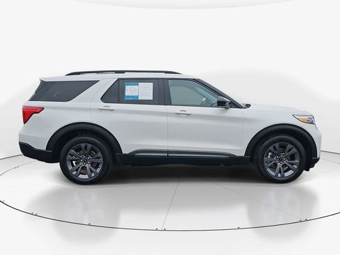 Used 2023 Ford Explorer XLT w/ Equipment Group 202A image 3